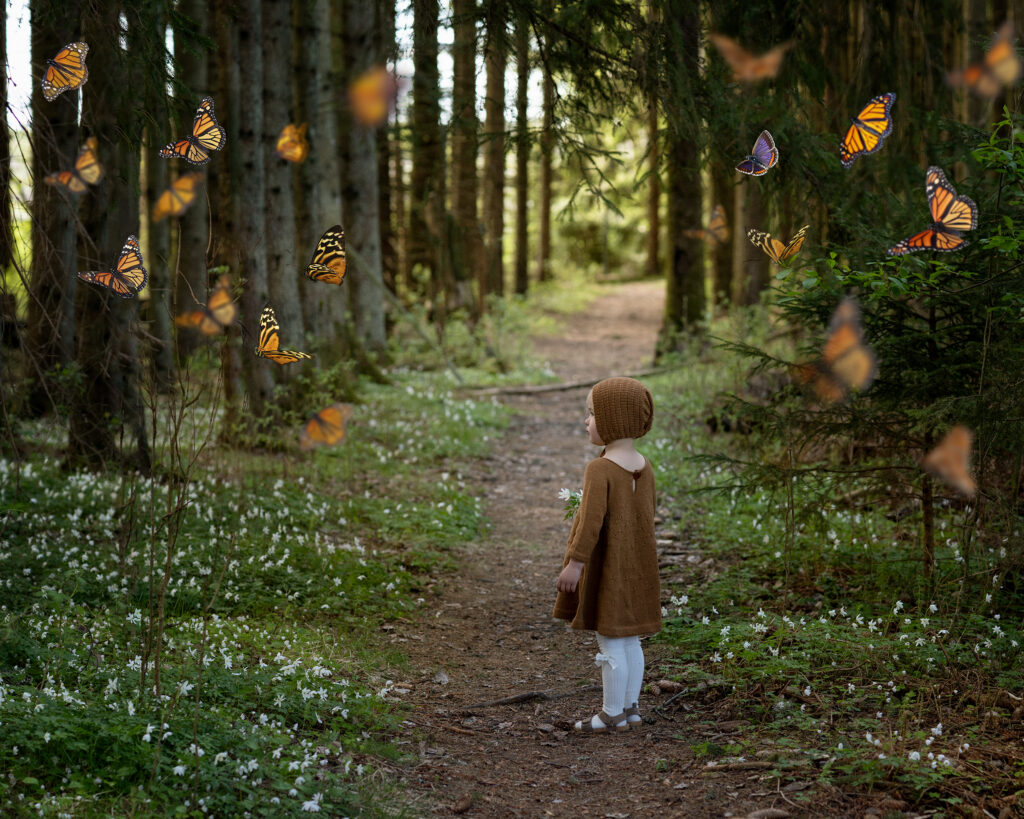 Fotografering av jente i skogen i en eng av hvitveis. 
