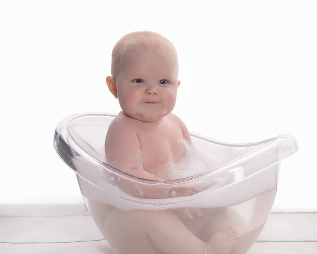baby i badekar babyfotografering studio fotograf baby 6 måneder ski oslo