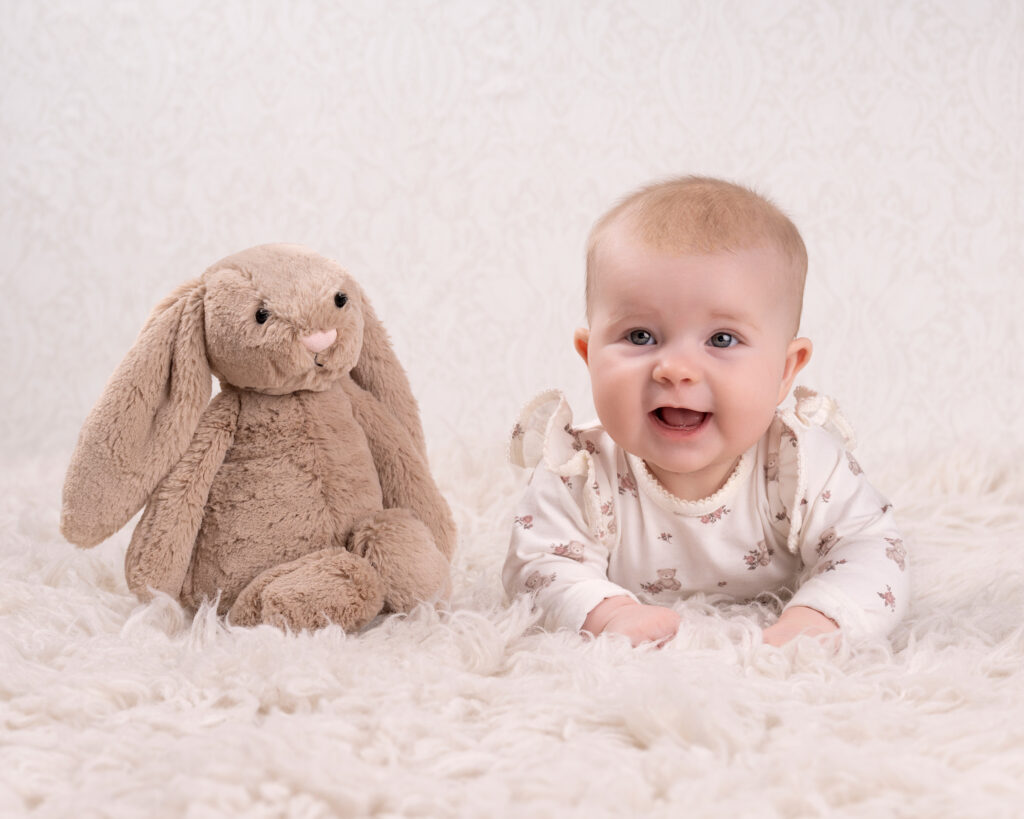 baby med kosedyr babyfotografering 6 måneder fotograf ski oslo