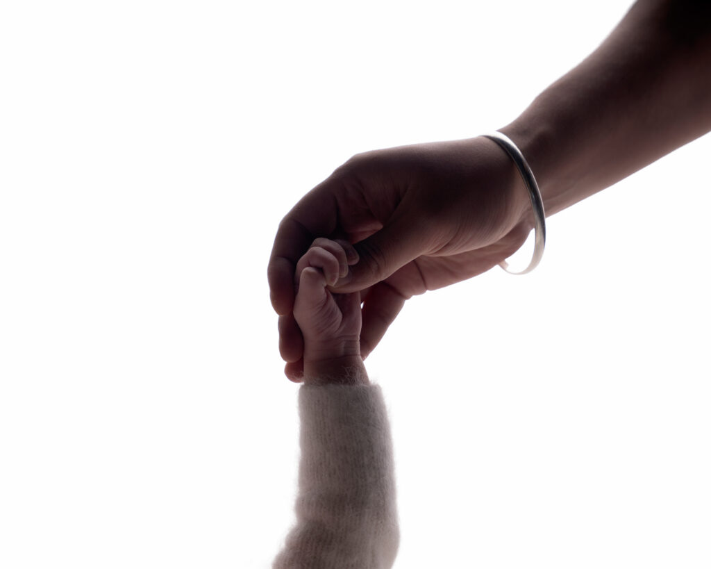 Nyfødt jente med mamma sin hånd