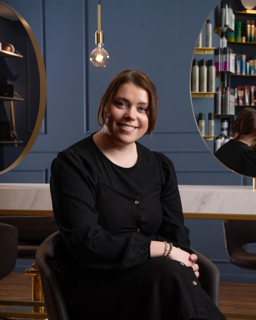 Et stemningsfullt portrett tatt i salongen hos Eik Haar. Ved å bruke miljøet aktivt i bildene får man et mer personlig og levende uttrykk som styrker salongens visuelle profil.