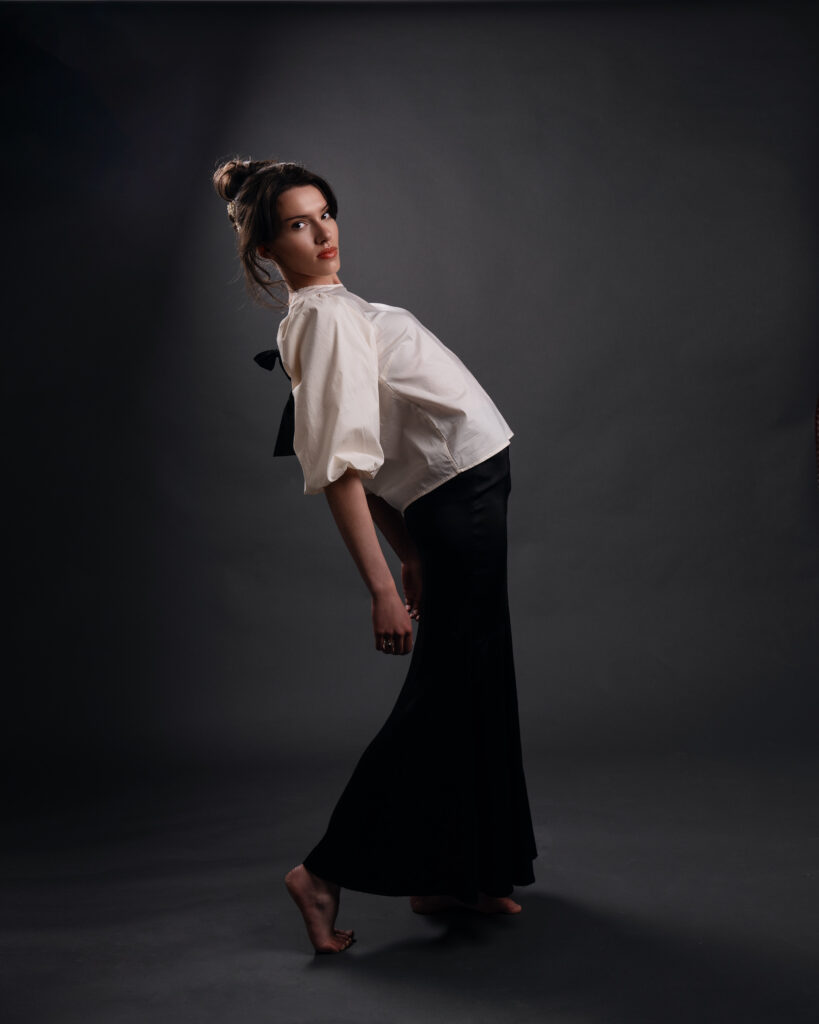 **Bilde 1 – Editorial portrett**
Et kunstnerisk portrett med fokus på form, lys og uttrykk. Under dette kreative prosjektet ønsket vi å skape et moderne og moteinspirert uttrykk med elegante linjer og tidløse detaljer.
