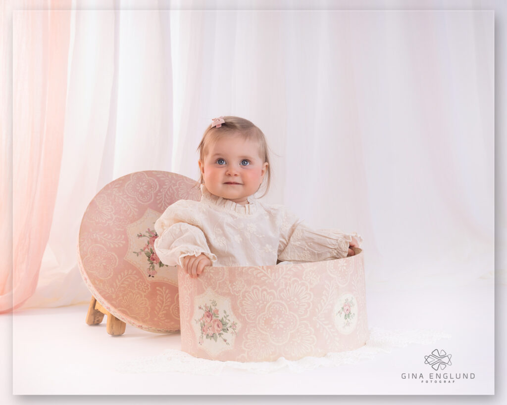 Babyfotografering av liten jente i lyst fotostudio på Sofiemyr nær Oslo