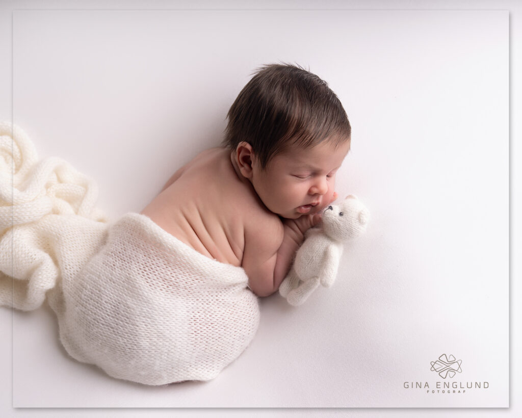 Nyfødt baby fotografert i lyst studio på Sofiemyr nær Oslo
