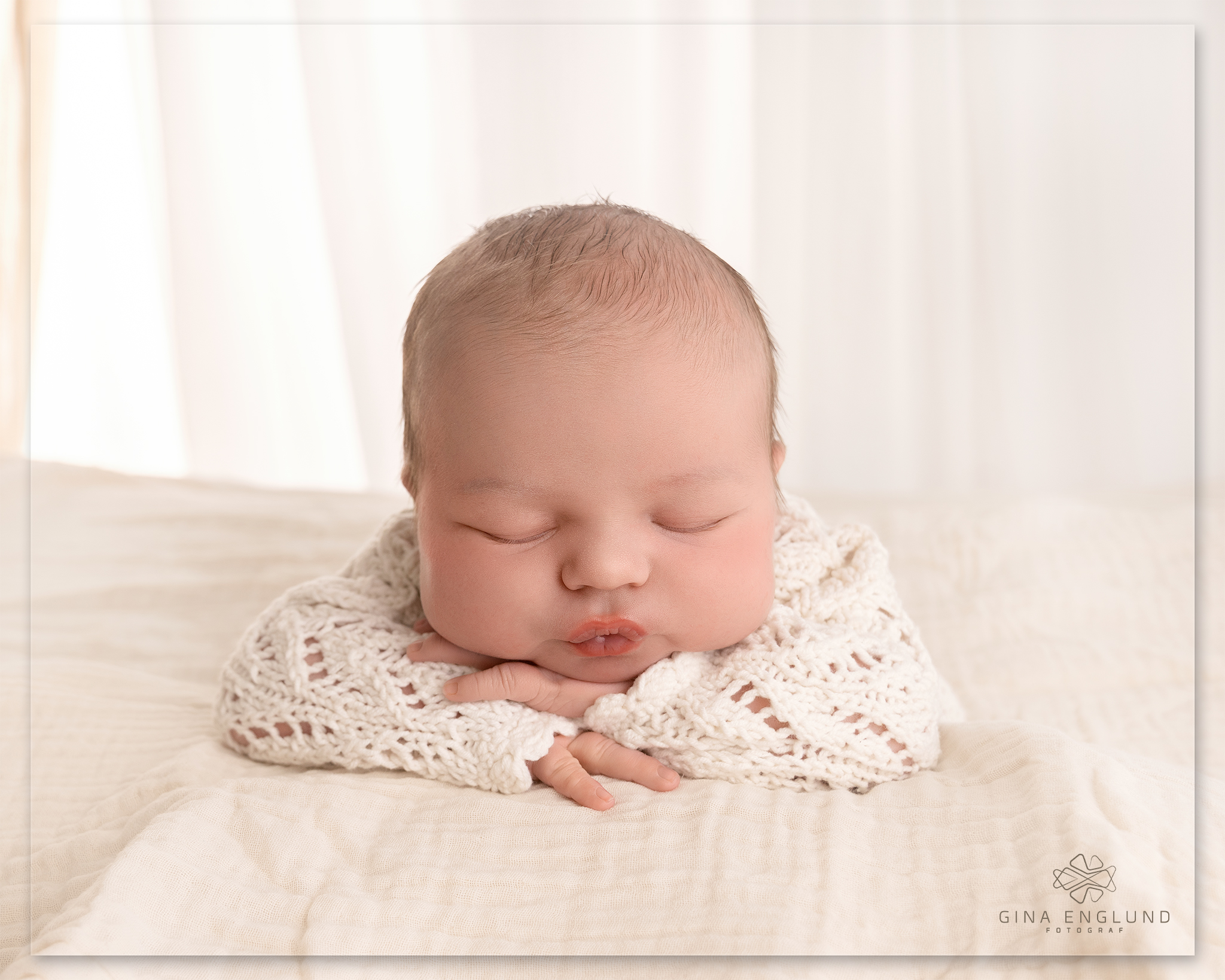 Nyfødt baby fotografert i studio på Sofiemyr under nyfødtfotografering.