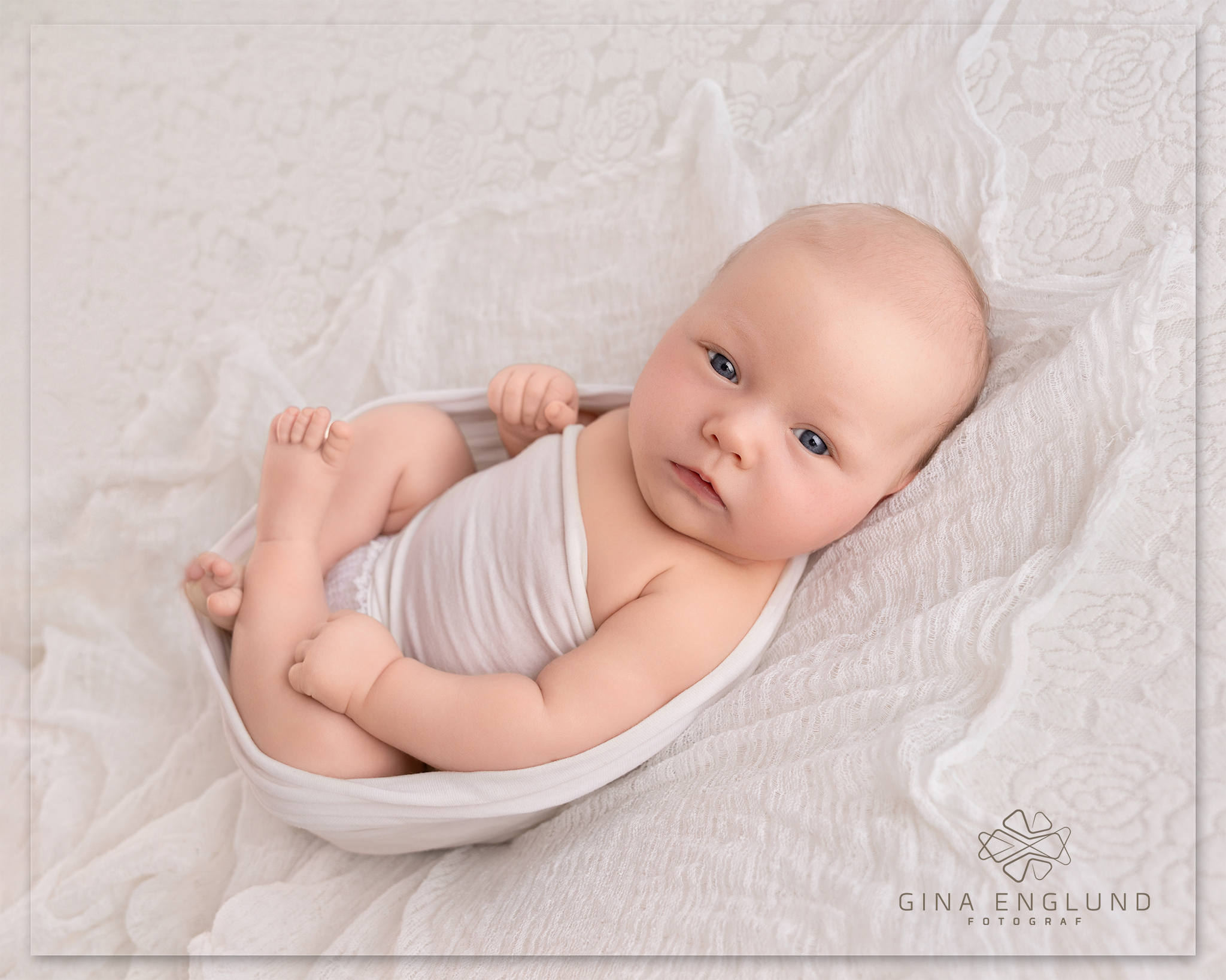Nyfødt baby fotografert i lyse og naturlige omgivelser under nyfødtfotografering i studio på Sofiemyr.