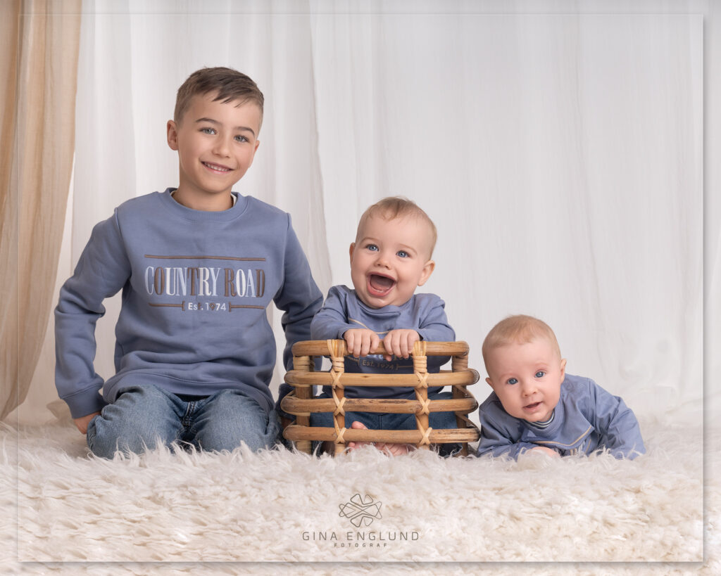 Tre fettere samlet til fotografering i studio på Sofiemyr