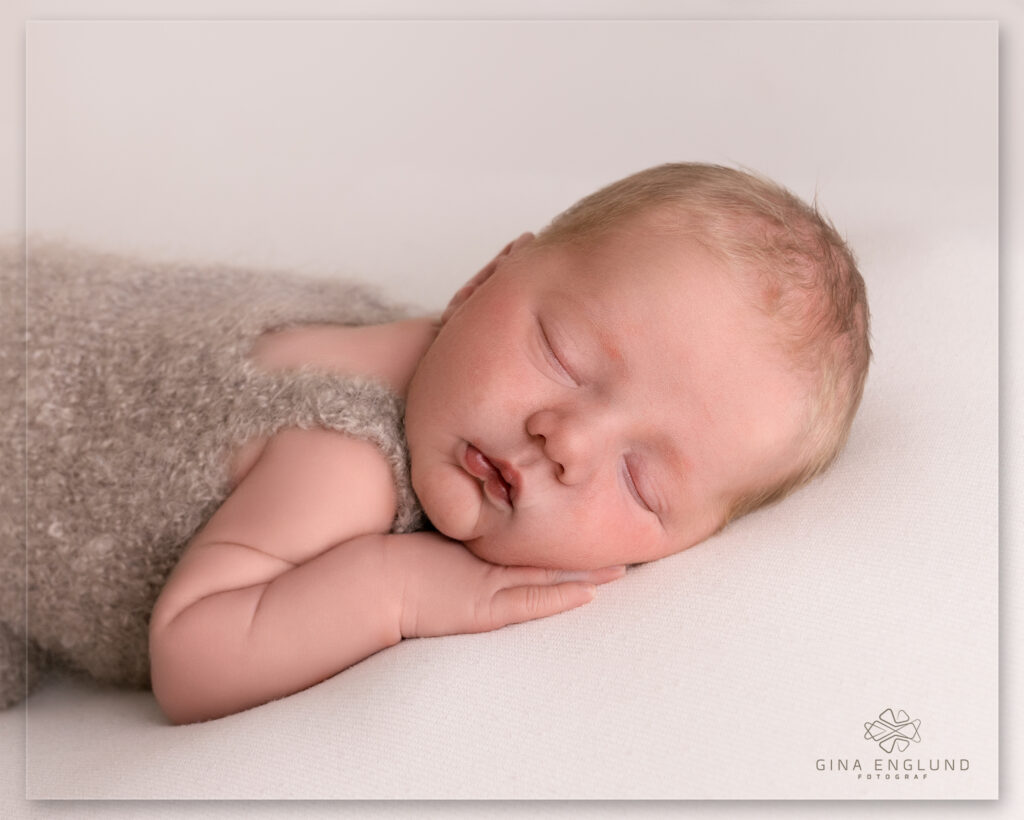 Nyfødtbilder av sovende baby under nyfødtfotografering i studio på Sofiemyr. Fotografert av Gina Englund Fotograf i Nordre Follo.