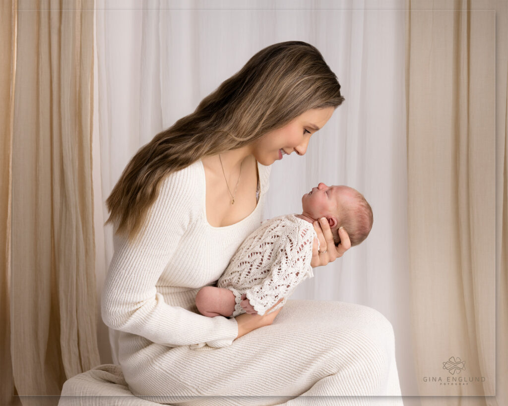 Nyfødtfotografering med mamma og baby i studio på Sofiemyr. Tidløst mor-og-barn-bilde fotografert av Gina Englund Fotograf i Nordre Follo.